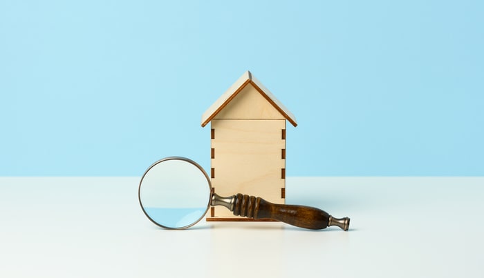 magnifier-and-wooden-house